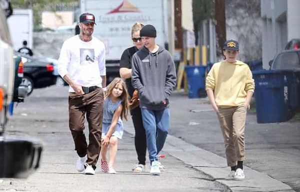 Cô nhóc Harper liên tục làm nũng bố Becks khi đi dạo ảnh 3