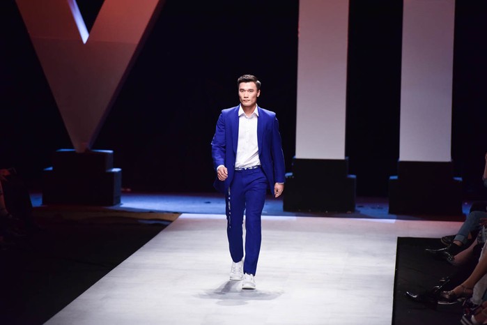 Bùi Tiến Dũng trổ tài catwalk với thần thái chuyên nghiệp tại VIFW 2018 ảnh 1