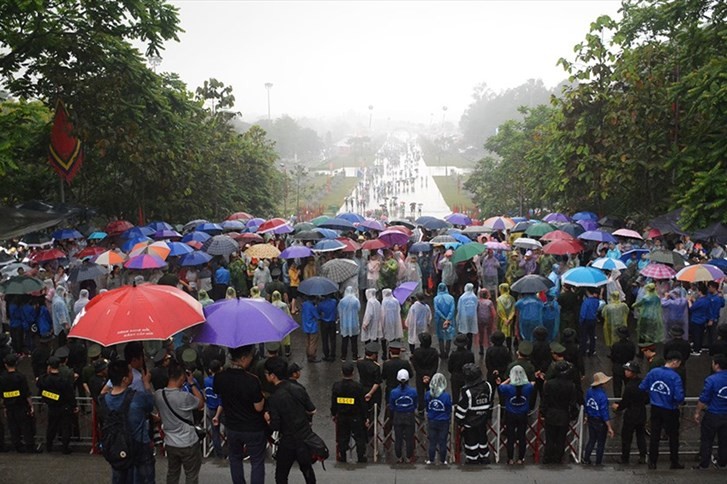 Bất chấp mưa trắng trời, dòng người vẫn đổ về dâng hương Hùng Vương ảnh 1