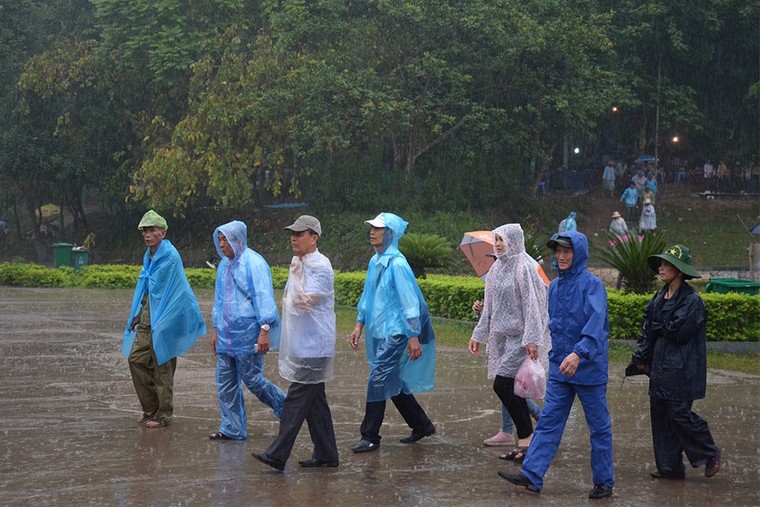 Bất chấp mưa trắng trời, dòng người vẫn đổ về dâng hương Hùng Vương ảnh 3