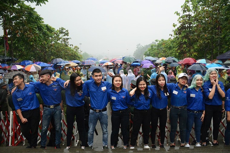 Bất chấp mưa trắng trời, dòng người vẫn đổ về dâng hương Hùng Vương ảnh 2