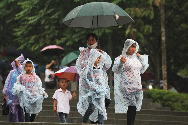 Bất chấp mưa trắng trời, dòng người vẫn đổ về dâng hương Hùng Vương ảnh 4