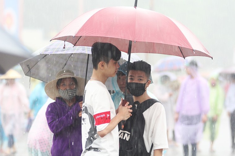 Bất chấp mưa trắng trời, dòng người vẫn đổ về dâng hương Hùng Vương ảnh 5