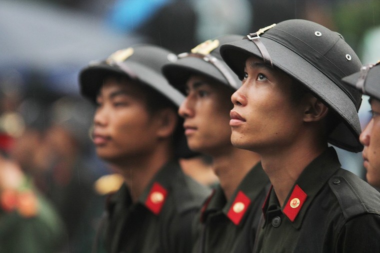 Bất chấp mưa trắng trời, dòng người vẫn đổ về dâng hương Hùng Vương ảnh 6