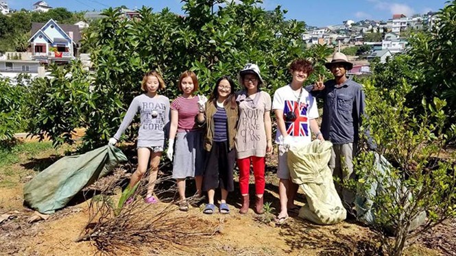 Nghỉ lễ 30/4, nhóm bạn rủ nhau lên Đà Lạt nhặt rác ảnh 1