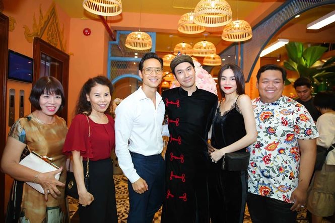 Hà Hồ tay trong tay với Kim Lý sau nụ hôn gây tranh cãi trên sân khấu ảnh 1