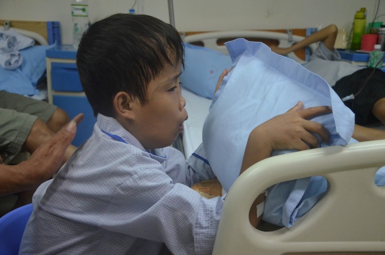 Vừa bám bệnh viện, vừa mưu sinh ảnh 1