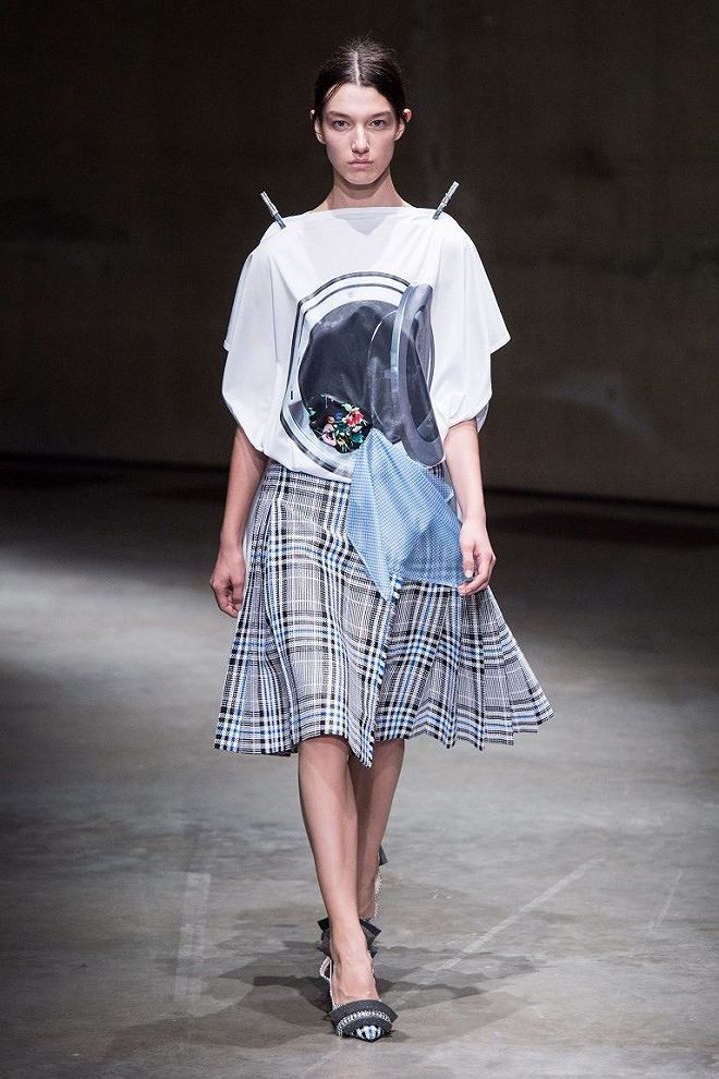 Những thiết kế thời trang cứ ngỡ như một trò đùa ảnh 2