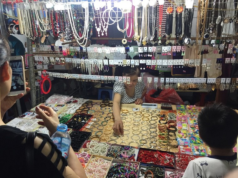 Chợ đêm phố cổ mùa này có gì vui? ảnh 2