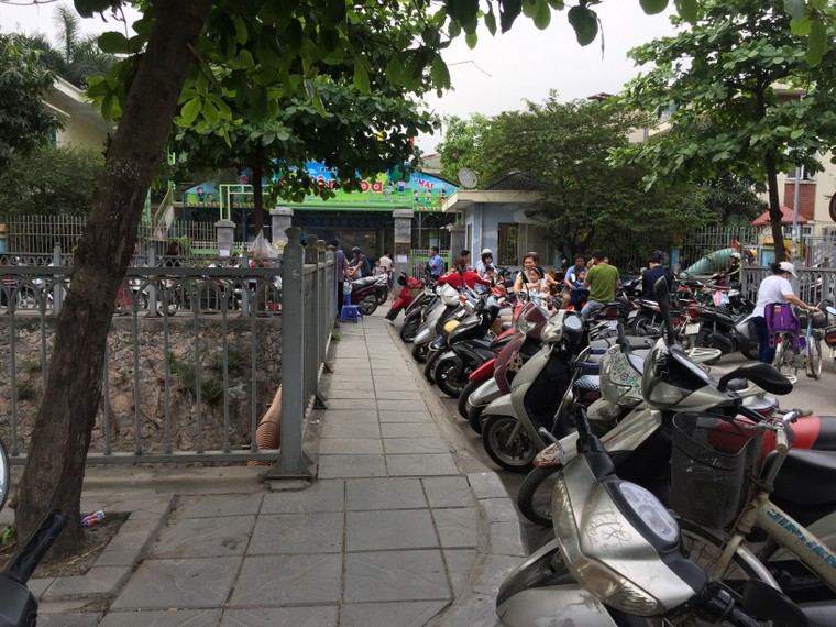 Trời nắng nóng, mương rác lộ thiên ở Yên Hòa ‘làm khổ’ người dân ảnh 8