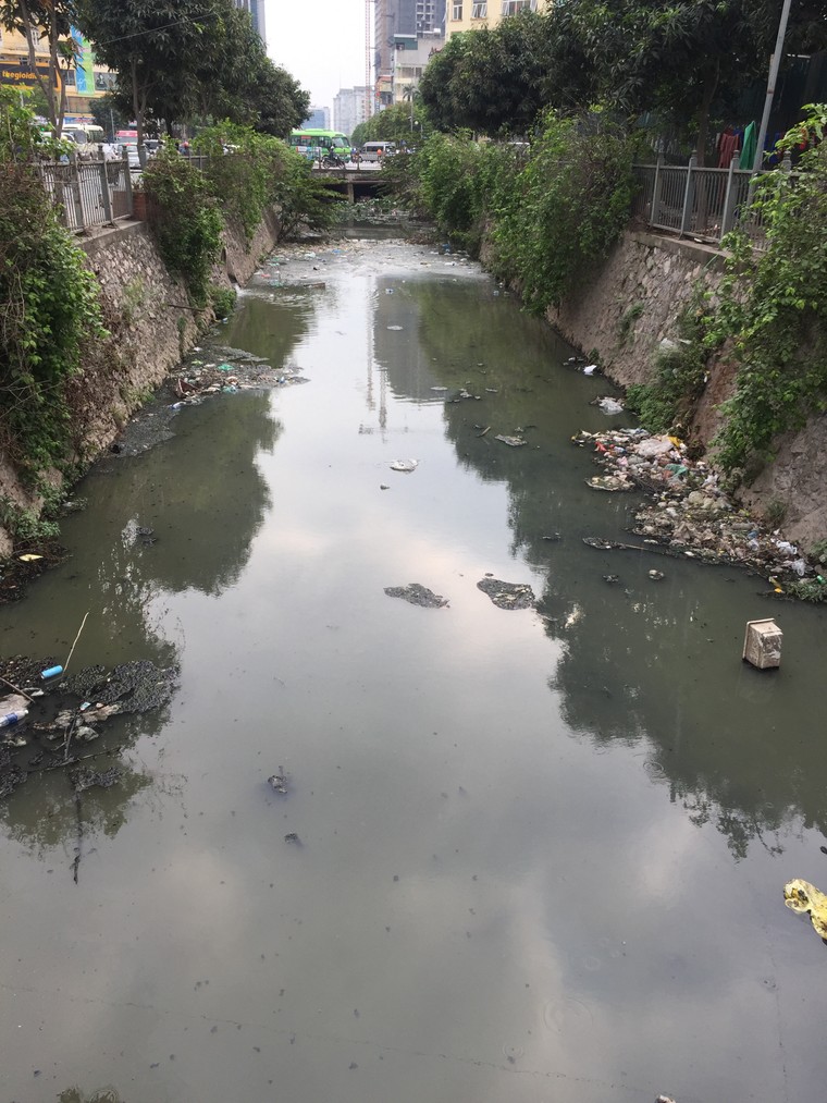 Trời nắng nóng, mương rác lộ thiên ở Yên Hòa ‘làm khổ’ người dân ảnh 4