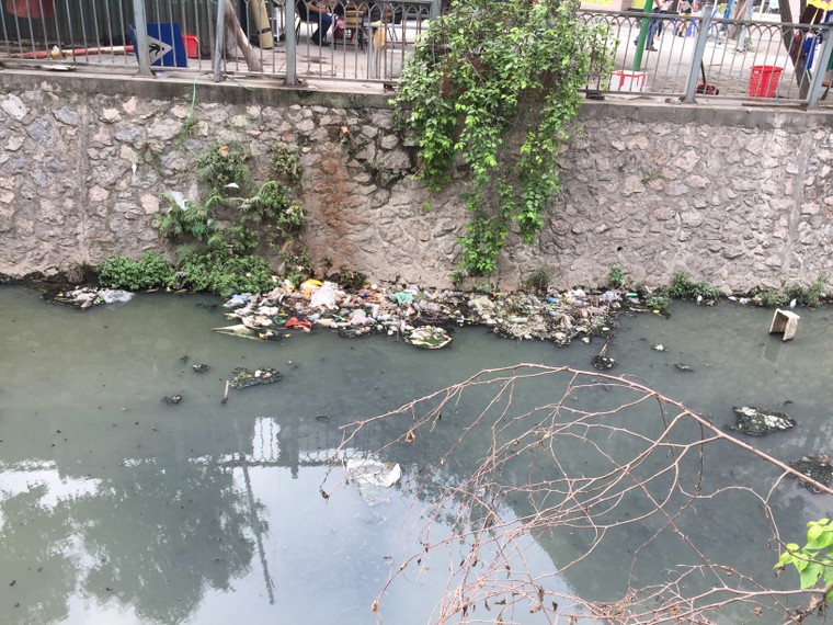 Trời nắng nóng, mương rác lộ thiên ở Yên Hòa ‘làm khổ’ người dân ảnh 5