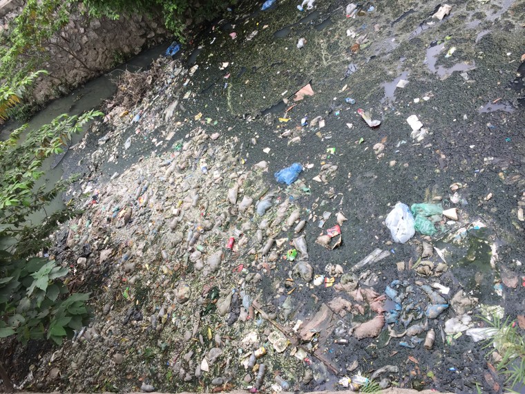 Trời nắng nóng, mương rác lộ thiên ở Yên Hòa ‘làm khổ’ người dân ảnh 6