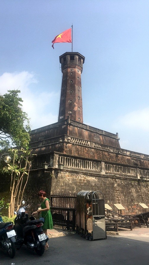 Cột cờ Hà Nội 'xấu xí' vì những nét bút tô vẽ ảnh 1