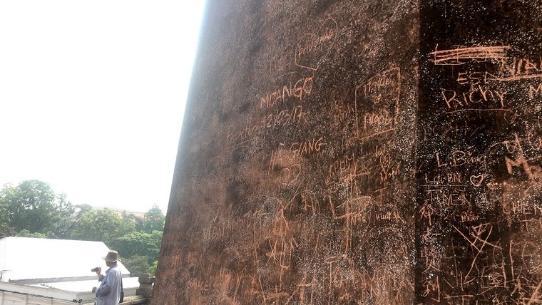 Cột cờ Hà Nội 'xấu xí' vì những nét bút tô vẽ ảnh 2