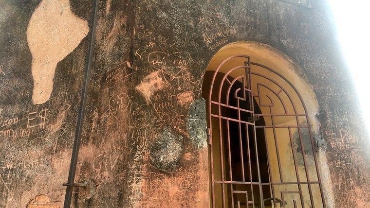 Cột cờ Hà Nội 'xấu xí' vì những nét bút tô vẽ ảnh 3