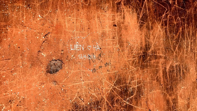 Cột cờ Hà Nội 'xấu xí' vì những nét bút tô vẽ ảnh 4