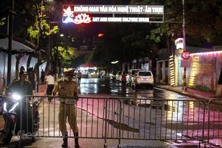 Người dân đội mưa dự khai trương phố đi bộ Trịnh Công Sơn ảnh 2