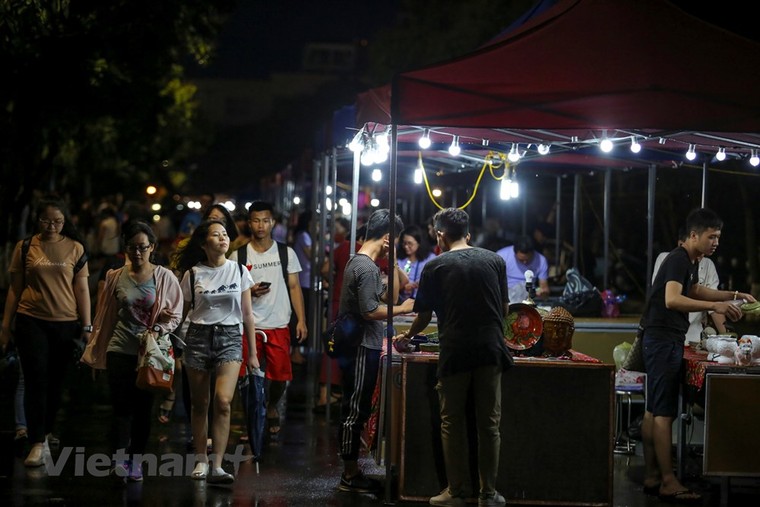 Người dân đội mưa dự khai trương phố đi bộ Trịnh Công Sơn ảnh 3