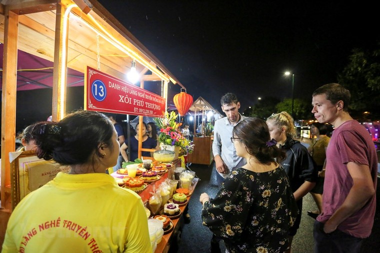 Người dân đội mưa dự khai trương phố đi bộ Trịnh Công Sơn ảnh 6