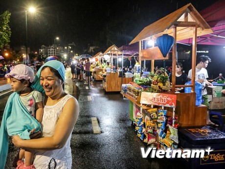 Người dân đội mưa dự khai trương phố đi bộ Trịnh Công Sơn ảnh 7