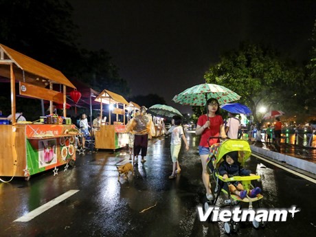 Người dân đội mưa dự khai trương phố đi bộ Trịnh Công Sơn ảnh 8