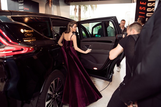 Lý Nhã Kỳ tô son tím, mặc xẻ bạo trên thảm đỏ Cannes ảnh 1