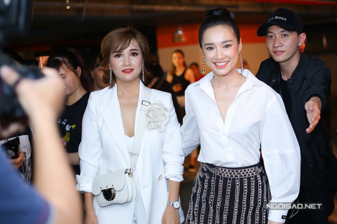 Nhã Phương không nhìn Khánh My khi chạm mặt ở show thời trang ảnh 1