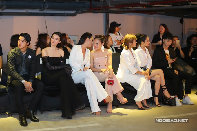 Nhã Phương không nhìn Khánh My khi chạm mặt ở show thời trang ảnh 4