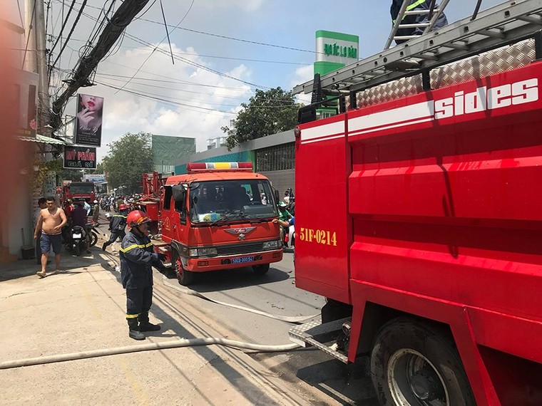 Cháy dữ dội ở xưởng sản xuất mút xốp quận 12 ảnh 1