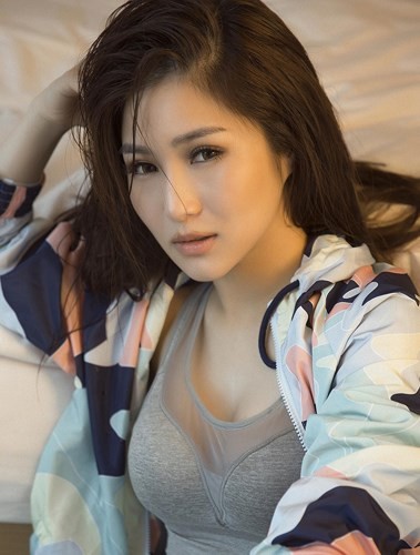 Hương Tràm đón tuổi 23 bằng bộ ảnh sexy nóng bỏng ảnh 1