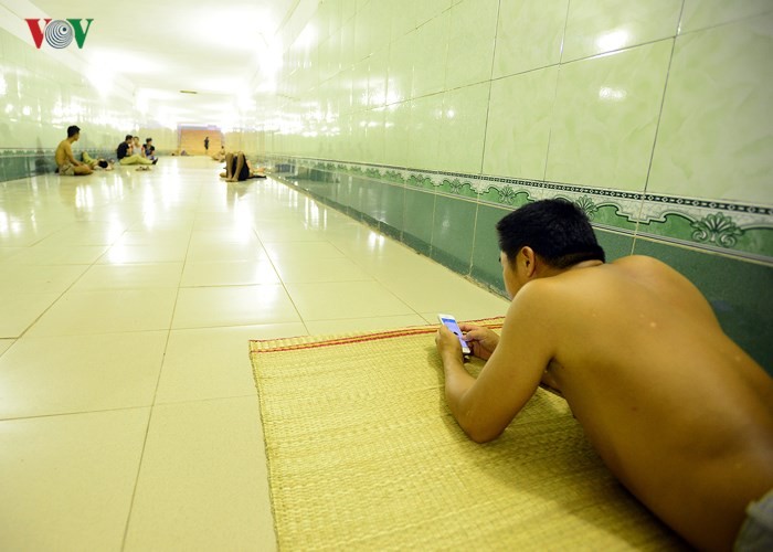 Muôn vẻ 'trốn nóng' của người dân Hà Nội những ngày nắng gắt ảnh 8