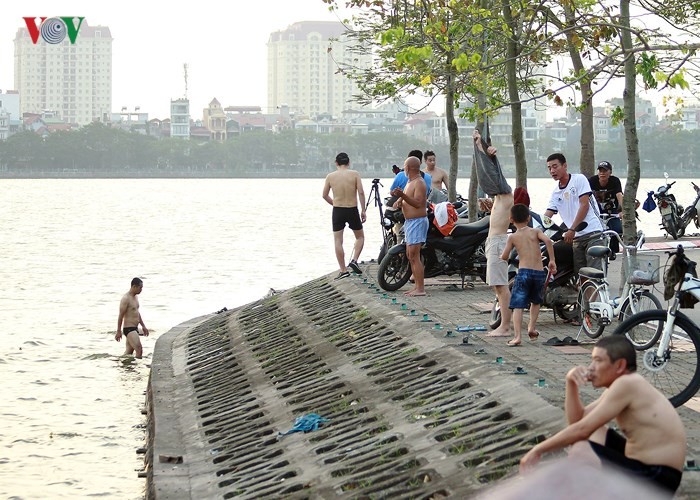 Muôn vẻ 'trốn nóng' của người dân Hà Nội những ngày nắng gắt ảnh 10
