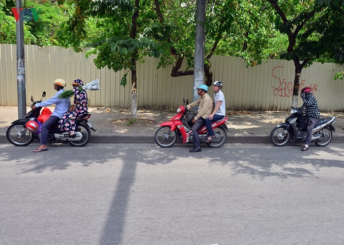Muôn vẻ 'trốn nóng' của người dân Hà Nội những ngày nắng gắt ảnh 1