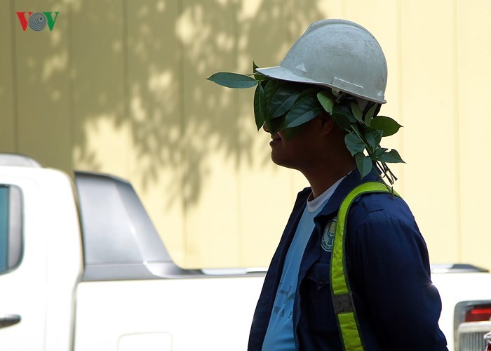 Muôn vẻ 'trốn nóng' của người dân Hà Nội những ngày nắng gắt ảnh 3