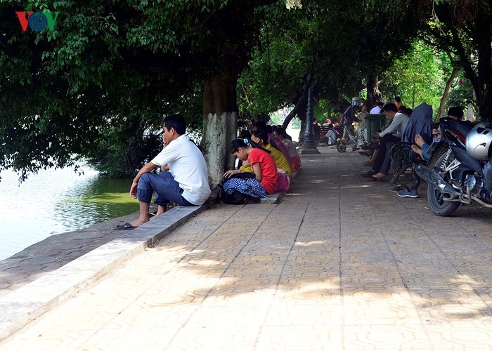 Muôn vẻ 'trốn nóng' của người dân Hà Nội những ngày nắng gắt ảnh 4