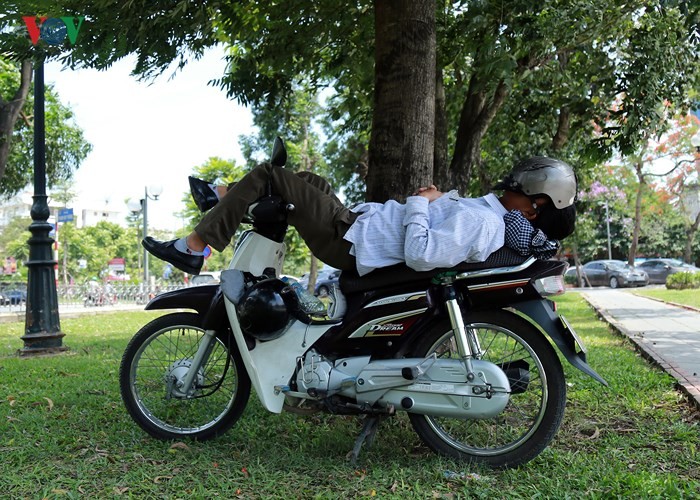 Muôn vẻ 'trốn nóng' của người dân Hà Nội những ngày nắng gắt ảnh 5