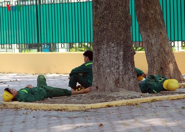 Muôn vẻ 'trốn nóng' của người dân Hà Nội những ngày nắng gắt ảnh 6