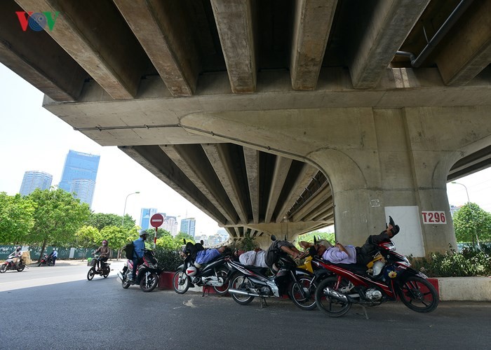 Muôn vẻ 'trốn nóng' của người dân Hà Nội những ngày nắng gắt ảnh 7
