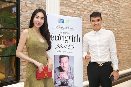 Thủy Tiên mặc cây hàng hiệu gần 300 triệu sánh đôi bên Công Vinh ảnh 2