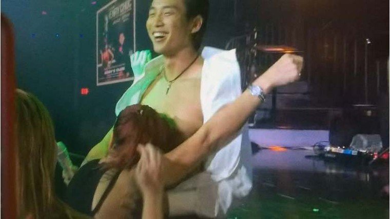 Đan Nguyên bị fan nữ cởi áo, ôm hôn táo bạo trong lúc biểu diễn ảnh 1