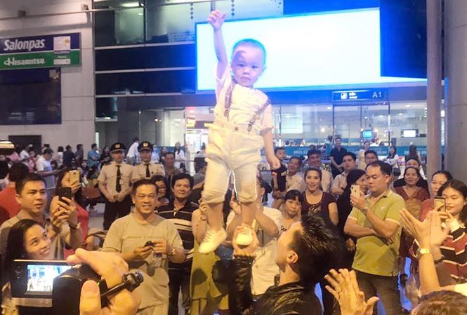 Màn diễn xiếc của con trai Quốc Nghiệp mới 1 tuổi ở sân bay 'gây sốt' ảnh 1