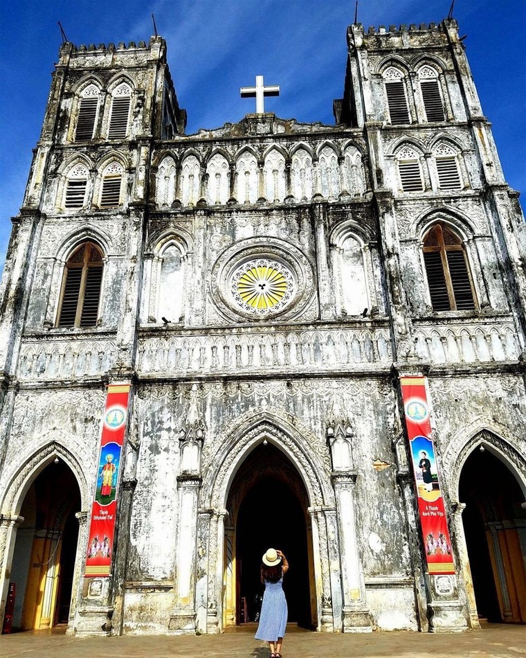 Về nơi có hoa vàng trên cỏ xanh ảnh 1