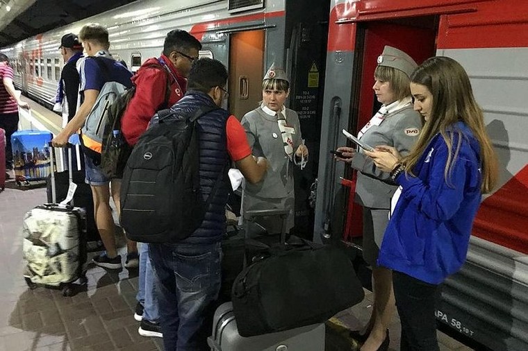 Những chuyến tàu đêm miễn phí trên hành trình World cup ảnh 1