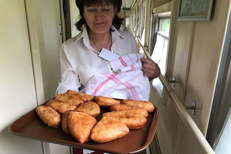 Những chuyến tàu đêm miễn phí trên hành trình World cup ảnh 2