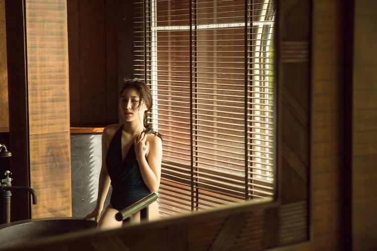 Hương Tràm gây bất ngờ với loạt ảnh bikini chân dài 'miên man' ảnh 6