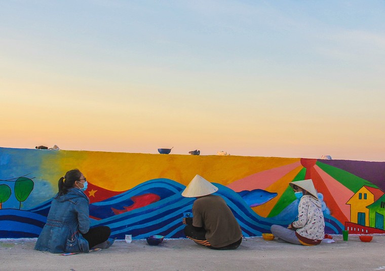 Rực rỡ sắc màu với con đường bích họa đầu tiên trên đảo Lý Sơn ảnh 1