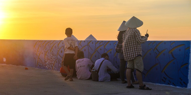 Rực rỡ sắc màu với con đường bích họa đầu tiên trên đảo Lý Sơn ảnh 6