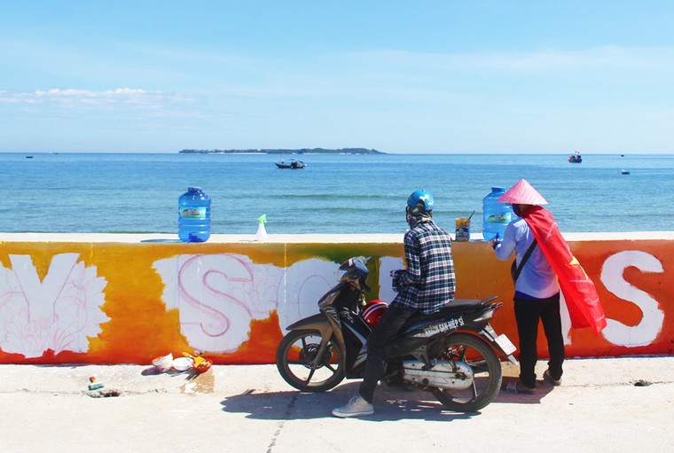 Rực rỡ sắc màu với con đường bích họa đầu tiên trên đảo Lý Sơn ảnh 7