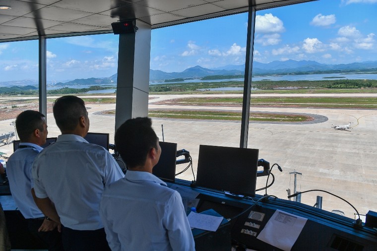 Chuyến bay đầu tiên hạ cánh tại Cảng hàng không quốc tế Vân Đồn ảnh 9